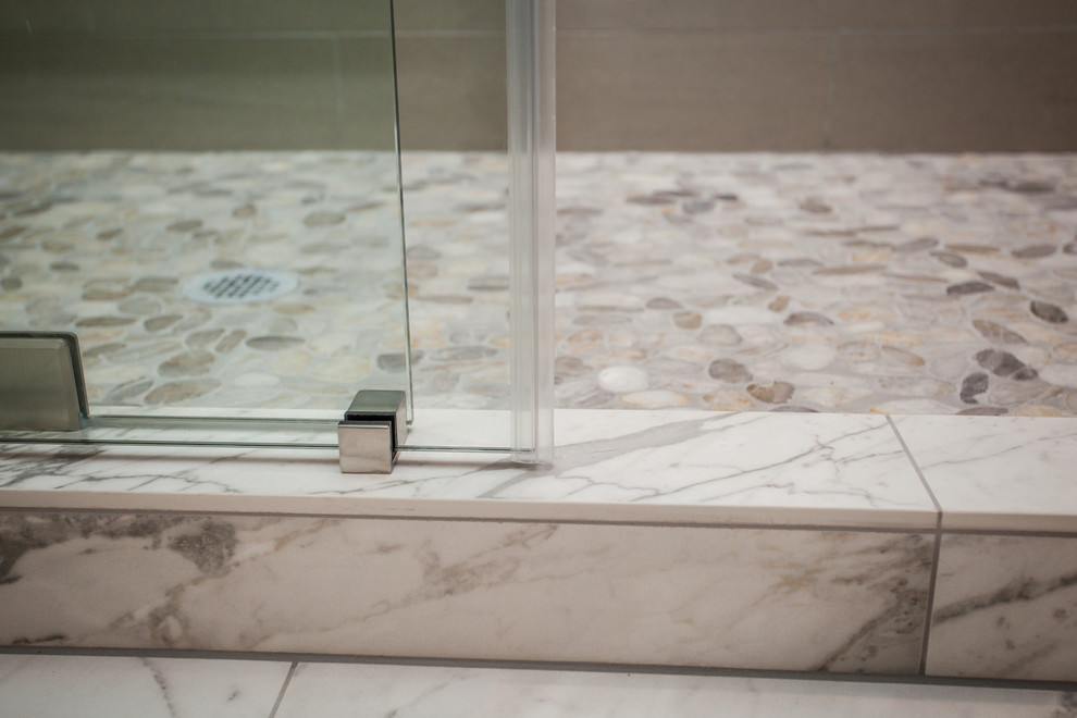 Idee per una stanza da bagno classica di medie dimensioni con ante con bugna sagomata, ante grigie, piastrelle multicolore, piastrelle di vetro, pareti bianche, pavimento in marmo e top in quarzo composito