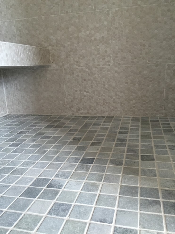 Immagine di una stanza da bagno classica con piastrelle grigie e piastrelle in ceramica