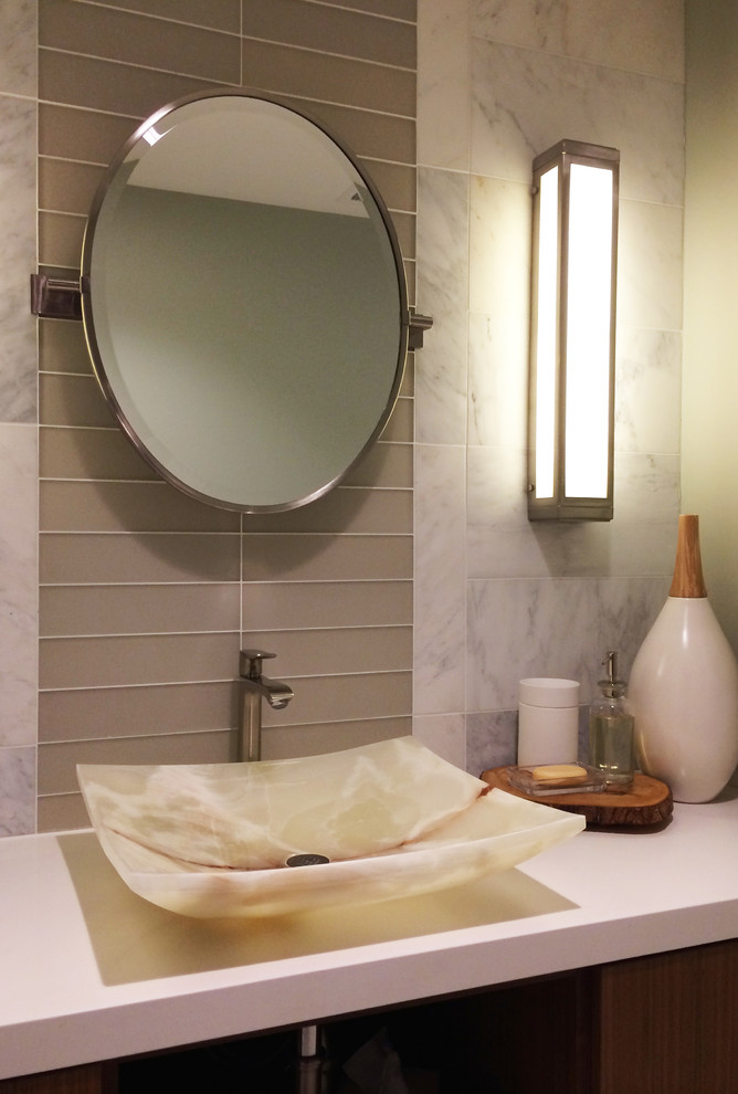 Idee per una piccola stanza da bagno con doccia minimalista con lavabo a bacinella, ante lisce, ante in legno scuro, top in quarzo composito, piastrelle grigie, piastrelle di vetro e pareti verdi