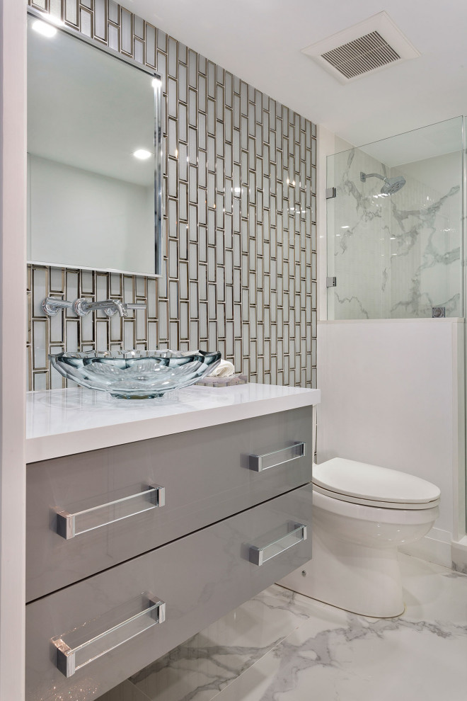 Foto på ett funkis vit badrum, med släta luckor, grå skåp, en dusch i en alkov, grå kakel, ett fristående handfat och vitt golv