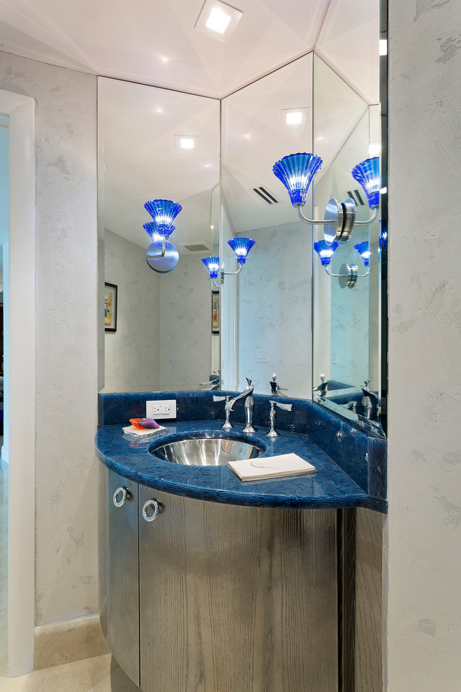 Свежая идея для дизайна: ванная комната среднего размера в стиле фьюжн с плоскими фасадами, серыми фасадами, разноцветными стенами, врезной раковиной, бежевым полом и синей столешницей - отличное фото интерьера