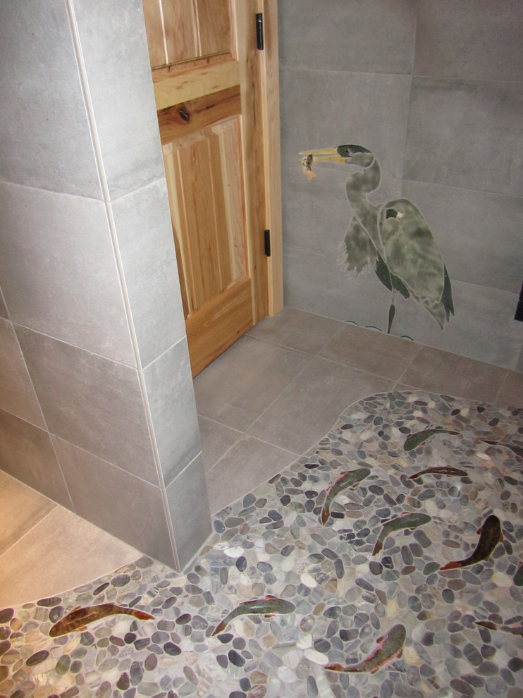 Ispirazione per una stanza da bagno con doccia stile rurale di medie dimensioni con ante lisce, ante in legno chiaro, piastrelle verdi, piastrelle diamantate, pareti grigie, pavimento con piastrelle di ciottoli, lavabo da incasso e top in marmo