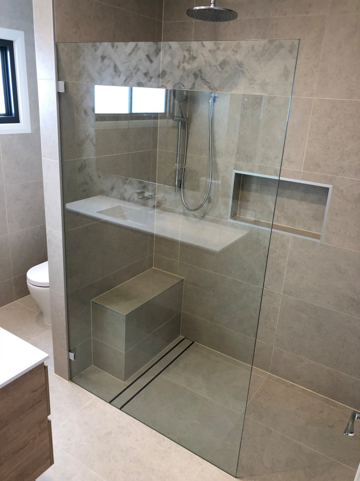 Inredning av ett modernt mellanstort vit vitt en-suite badrum, med bruna skåp, en öppen dusch, en toalettstol med hel cisternkåpa, porslinskakel, beige väggar, klinkergolv i porslin, beiget golv och med dusch som är öppen