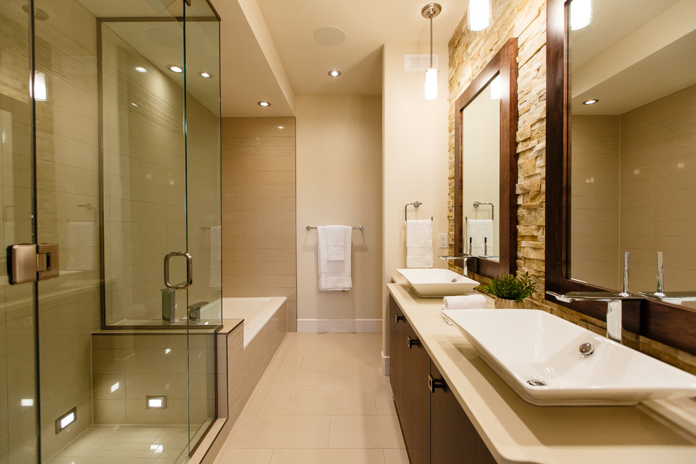 Imagen de cuarto de baño tradicional renovado con lavabo sobreencimera