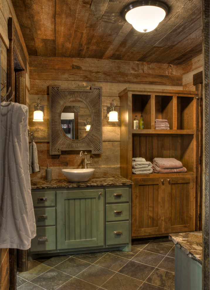 Foto de cuarto de baño rústico con lavabo sobreencimera y puertas de armario verdes