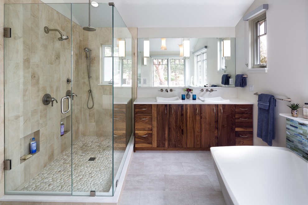 Inredning av ett klassiskt litet en-suite badrum, med släta luckor, skåp i mellenmörkt trä, ett fristående badkar, en dubbeldusch, beige kakel, porslinskakel, vita väggar, klinkergolv i porslin, ett fristående handfat, bänkskiva i kvarts, grått golv och dusch med gångjärnsdörr