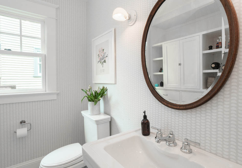 Inspiration för små klassiska badrum med dusch, med luckor med infälld panel, vita skåp, en toalettstol med hel cisternkåpa, grå väggar, marmorgolv, ett piedestal handfat och grått golv