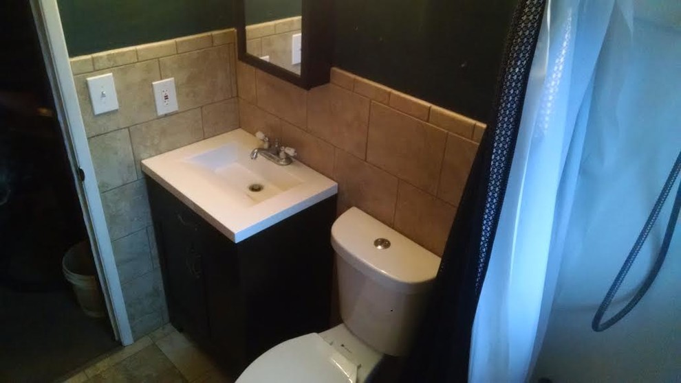 Kleines Klassisches Badezimmer mit dunklen Holzschränken, beigen Fliesen, Porzellanfliesen, grüner Wandfarbe und Porzellan-Bodenfliesen in Seattle