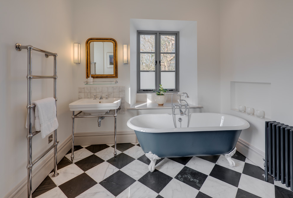 Diseño de cuarto de baño azulejo de dos tonos clásico de tamaño medio con armarios con paneles lisos, bañera encastrada, paredes blancas, suelo de mármol, suelo multicolor, baldosas y/o azulejos blancos y lavabo tipo consola
