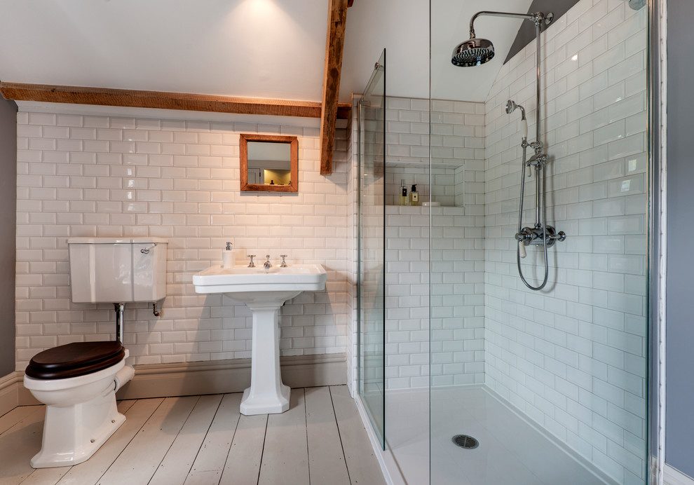 Inspiration för mellanstora lantliga badrum, med en hörndusch, en toalettstol med separat cisternkåpa, vit kakel, tunnelbanekakel, grå väggar, målat trägolv, grått golv, med dusch som är öppen och ett piedestal handfat