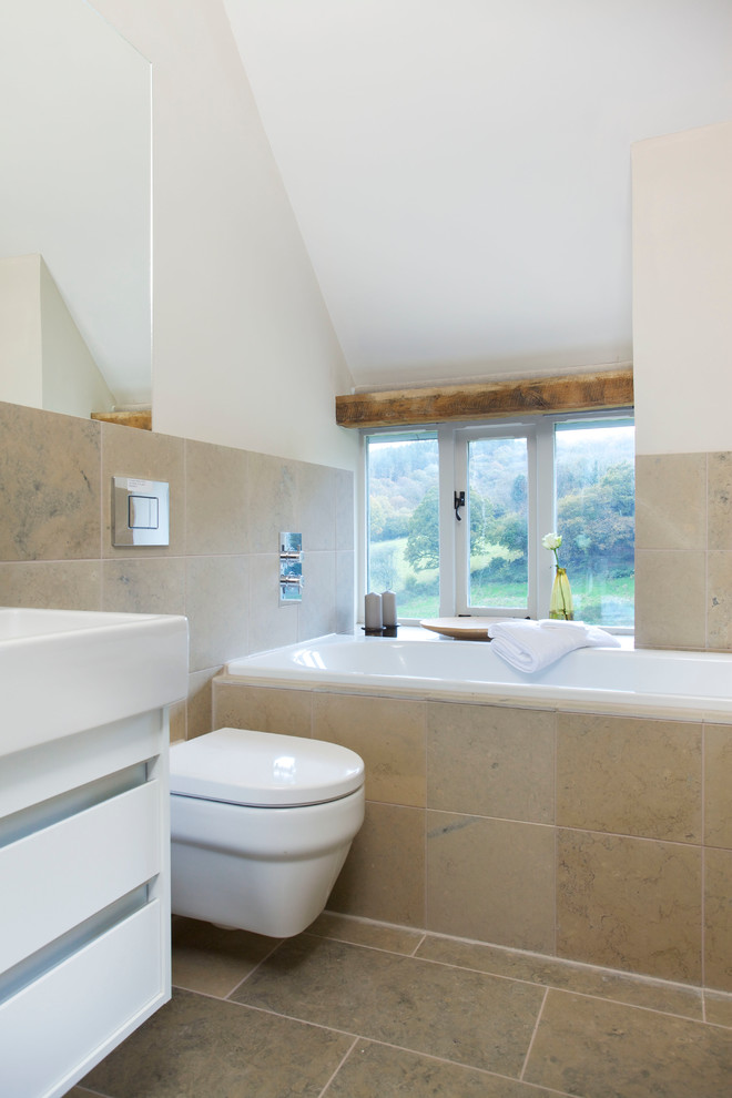 Immagine di una stanza da bagno minimal con vasca da incasso