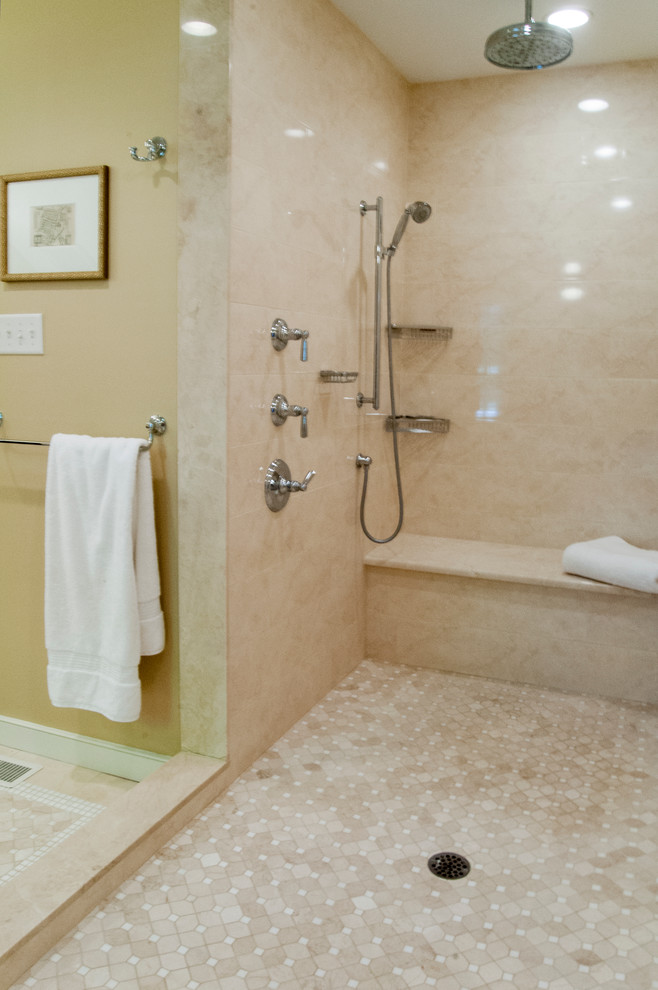 Réalisation d'une salle de bain principale tradition de taille moyenne avec un plan de toilette en granite, une douche ouverte, un carrelage beige, un carrelage de pierre, un mur beige et un sol en marbre.