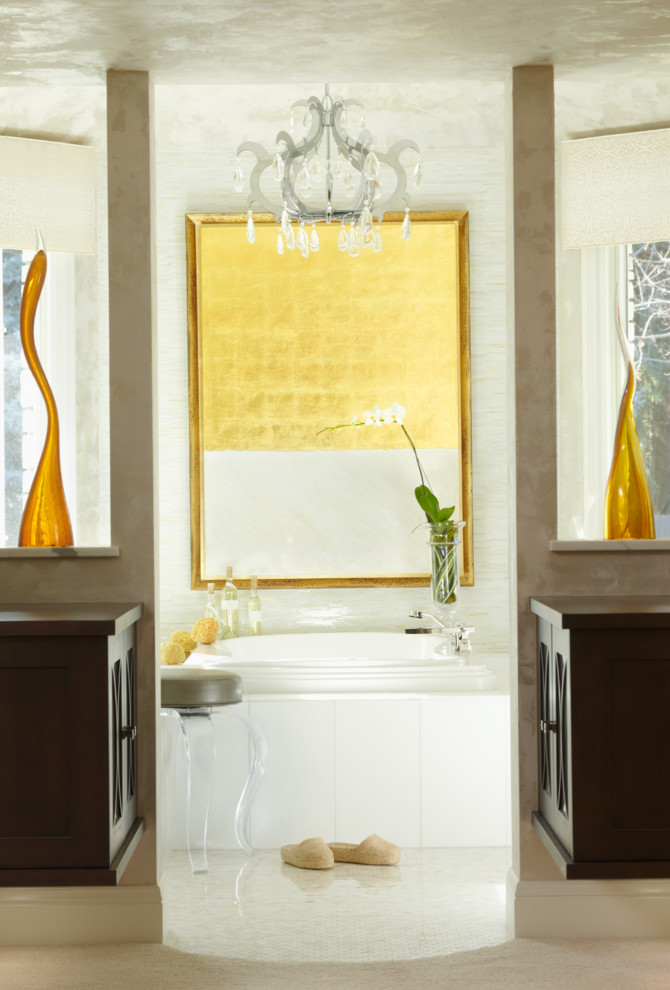 Aménagement d'une salle de bain principale contemporaine en bois foncé avec une baignoire posée, un carrelage beige, un mur blanc, un placard à porte plane, un plan de toilette en marbre et un sol en marbre.