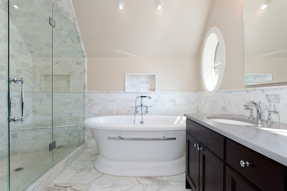 Foto de cuarto de baño clásico con bañera exenta y encimeras grises