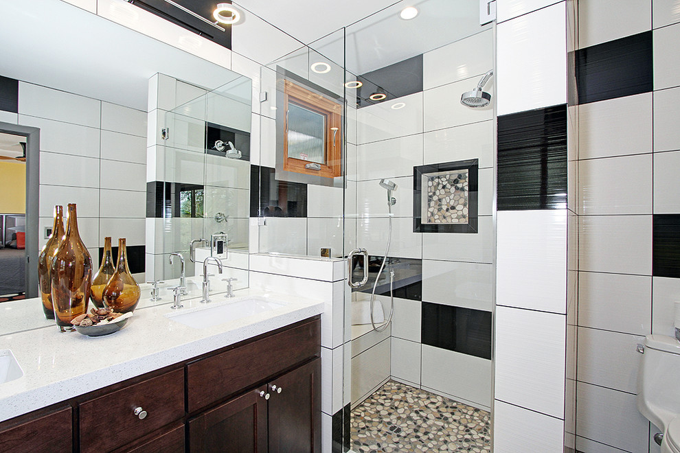 Idee per una stanza da bagno minimalista con ante con bugna sagomata, ante in legno bruno, pistrelle in bianco e nero, pavimento multicolore e vasca freestanding