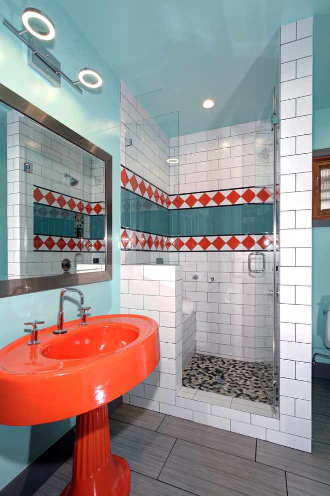Modelo de cuarto de baño vintage pequeño con ducha empotrada, baldosas y/o azulejos multicolor, paredes azules, suelo vinílico y aseo y ducha