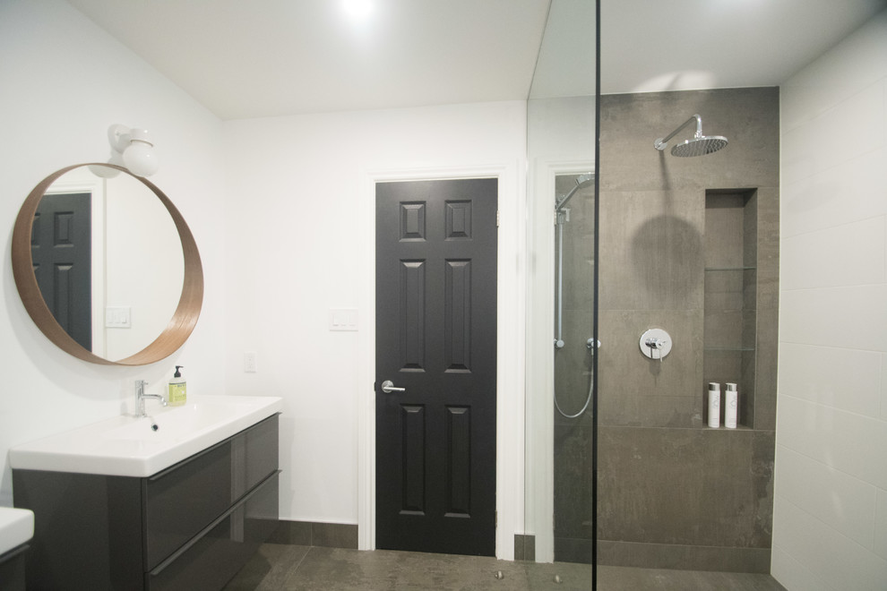 Свежая идея для дизайна: ванная комната среднего размера в скандинавском стиле с плоскими фасадами, отдельно стоящей ванной, открытым душем, белой плиткой, полом из керамогранита, подвесной раковиной и открытым душем - отличное фото интерьера