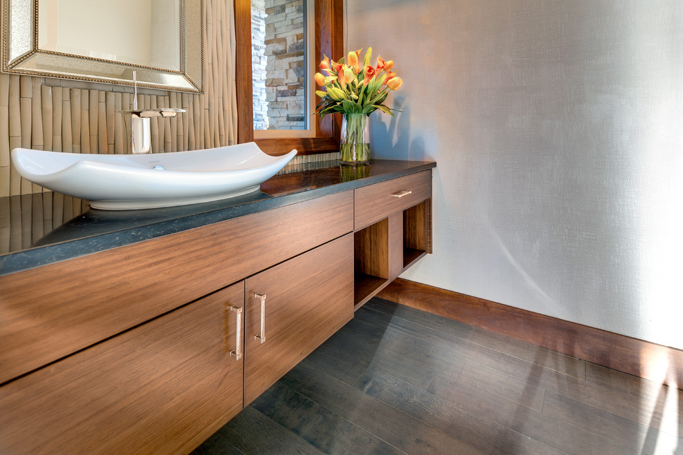 На фото: ванная комната среднего размера в современном стиле с плоскими фасадами, темными деревянными фасадами, серыми стенами, полом из керамогранита, настольной раковиной и коричневым полом с