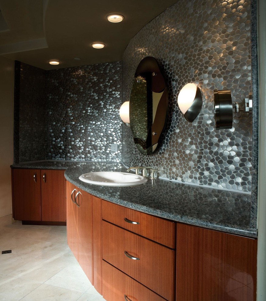 Inspiration pour une grande salle de bain principale design en bois clair avec un lavabo posé, un placard à porte plane, un plan de toilette en quartz modifié, un carrelage gris, carrelage en métal, un mur beige et un sol en carrelage de porcelaine.