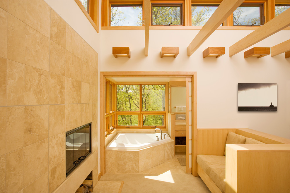 Diseño de cuarto de baño contemporáneo con bañera esquinera, baldosas y/o azulejos beige y paredes beige