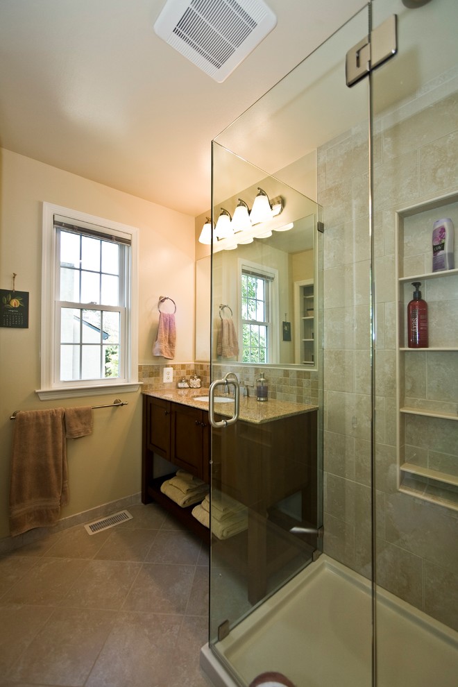 Idée de décoration pour une petite salle de bain principale minimaliste en bois brun avec un lavabo encastré, un placard en trompe-l'oeil, un plan de toilette en granite, une douche d'angle, WC séparés, un carrelage beige, des carreaux de céramique, un mur beige et un sol en carrelage de céramique.