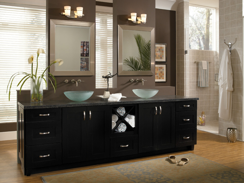 Imagen de cuarto de baño principal de estilo zen grande con lavabo sobreencimera, armarios estilo shaker, puertas de armario negras, ducha empotrada, paredes marrones y suelo de bambú