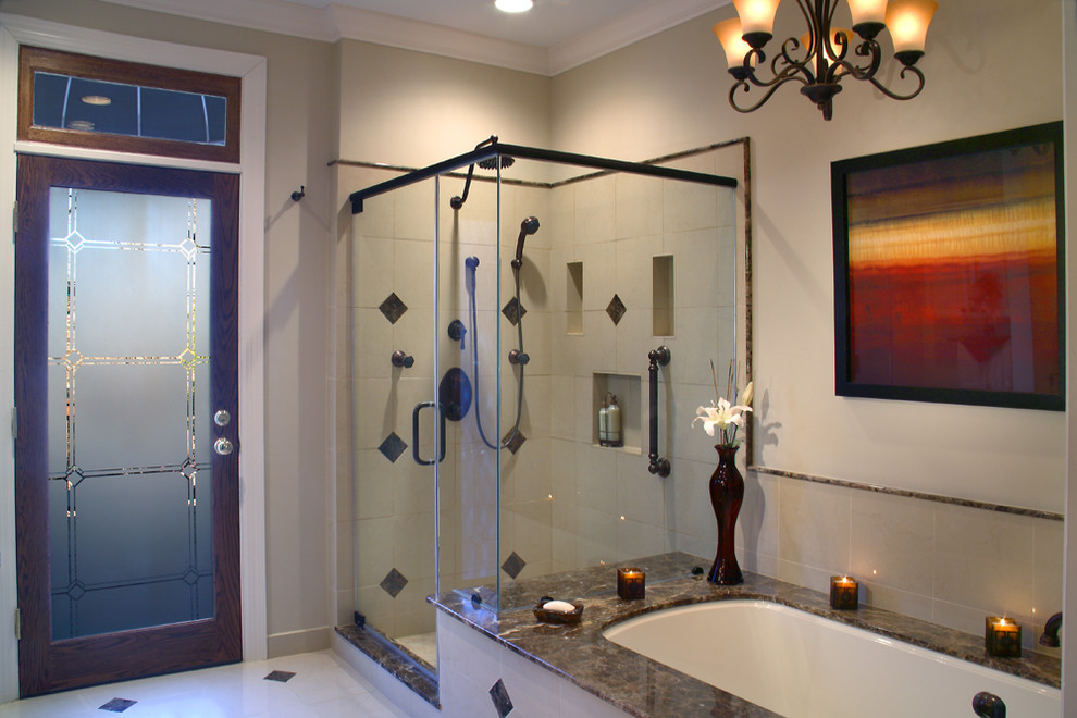 Foto di una grande stanza da bagno padronale chic con vasca sottopiano, doccia ad angolo, piastrelle beige, pareti beige e lavabo sottopiano