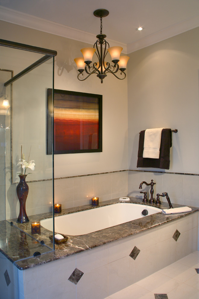 Immagine di una grande stanza da bagno padronale tradizionale con vasca sottopiano, doccia ad angolo, piastrelle beige, pareti beige e lavabo sottopiano