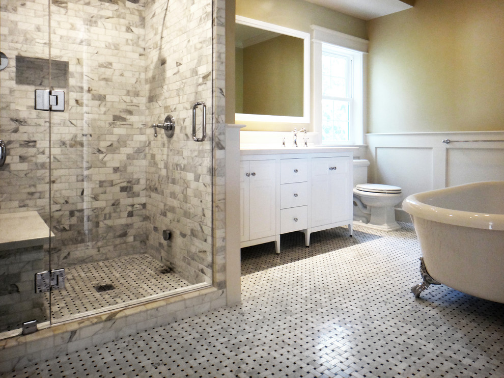 Пример оригинального дизайна: ванная комната в классическом стиле с ванной на ножках и мраморной столешницей