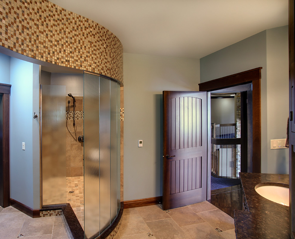 Пример оригинального дизайна: большая главная ванная комната в стиле рустика с открытым душем, бежевой плиткой и полом из керамической плитки