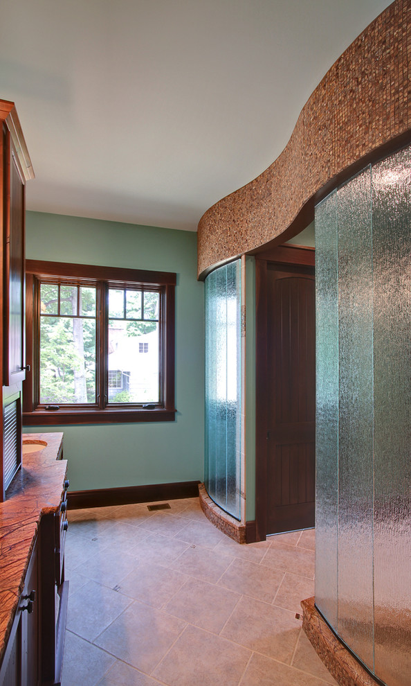 Идея дизайна: большая главная ванная комната в стиле рустика с открытым душем, бежевой плиткой, синими стенами и полом из керамической плитки