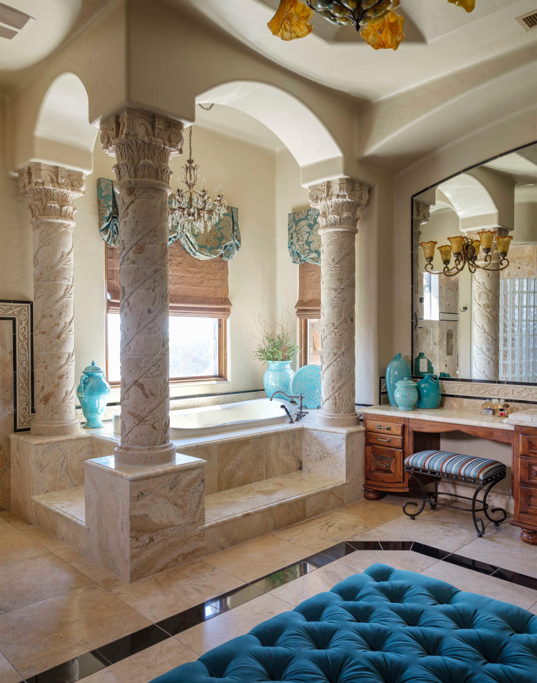 Стильный дизайн: ванная комната в средиземноморском стиле с фасадами с утопленной филенкой, фасадами цвета дерева среднего тона, накладной ванной, бежевой плиткой, бежевыми стенами, бежевым полом и бежевой столешницей - последний тренд
