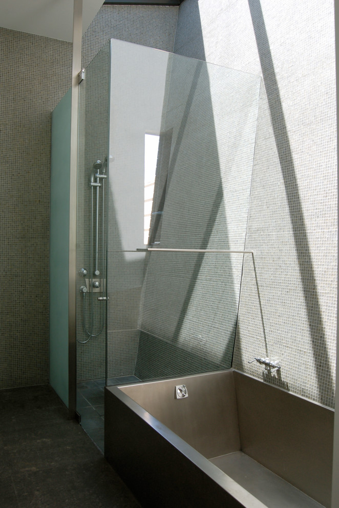 Idée de décoration pour une salle de bain principale minimaliste de taille moyenne avec une douche d'angle, un mur multicolore, un sol en ardoise et une baignoire d'angle.