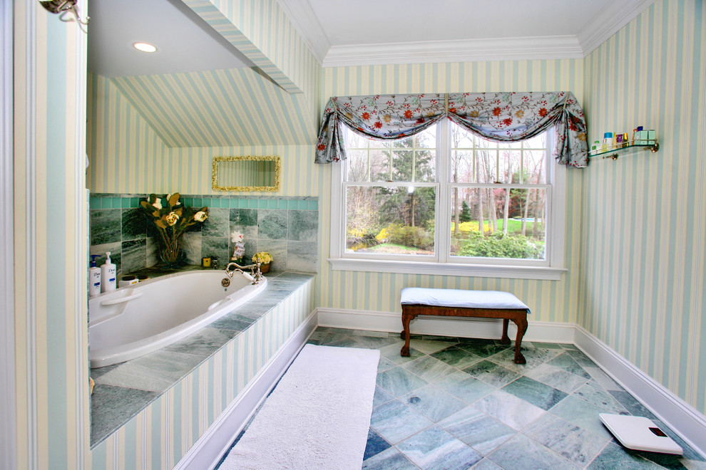 Exemple d'une salle de bain chic avec une baignoire posée et un carrelage vert.