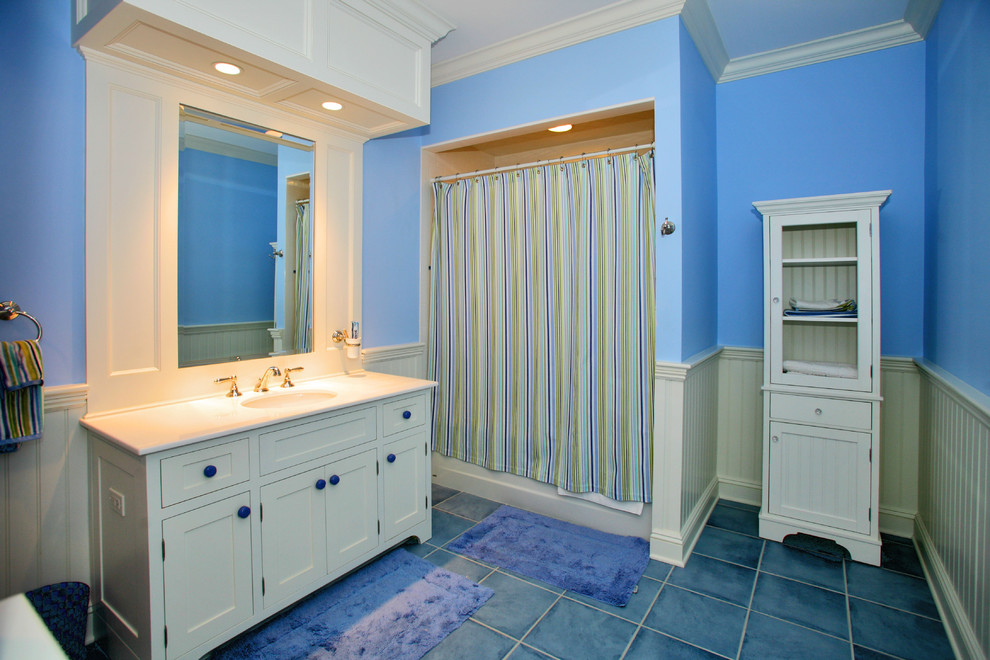 Foto på ett vintage badrum, med en dusch/badkar-kombination