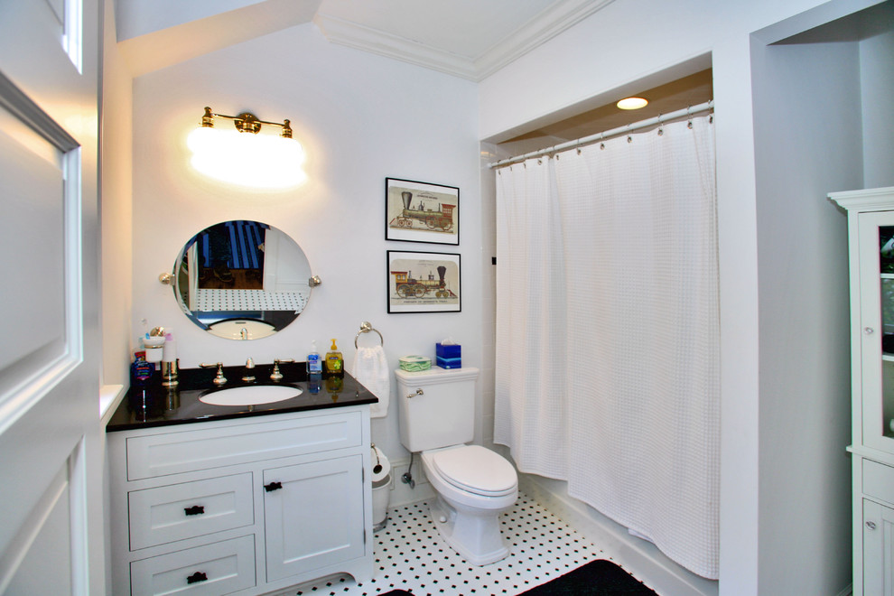 Modelo de cuarto de baño clásico con lavabo bajoencimera, armarios estilo shaker, puertas de armario blancas, bañera empotrada, combinación de ducha y bañera y baldosas y/o azulejos blancos