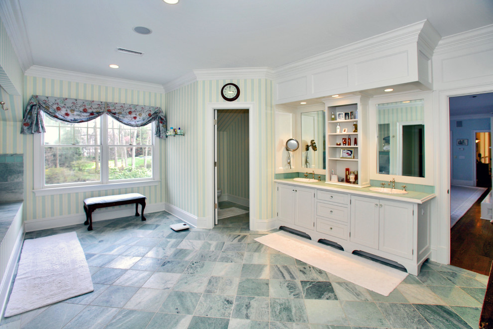 Стильный дизайн: ванная комната в классическом стиле с белыми фасадами - последний тренд