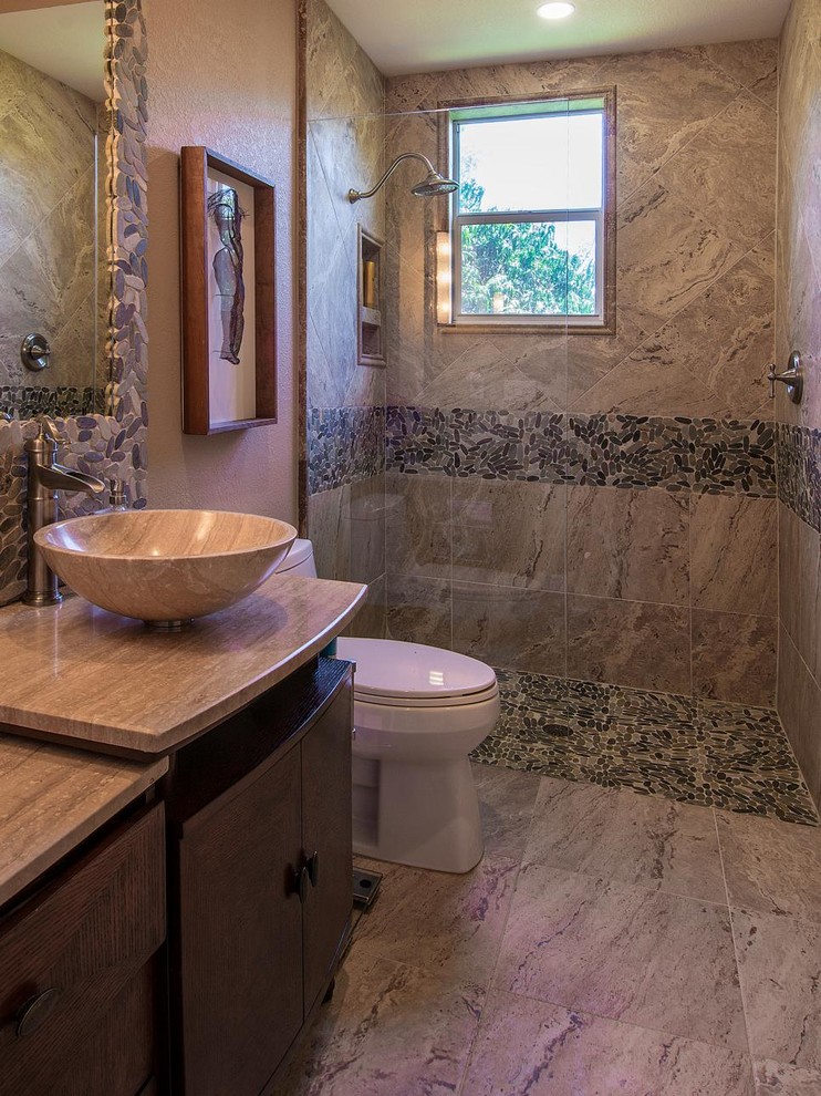 На фото: большая главная ванная комната в современном стиле с фасадами в стиле шейкер, душем в нише, раздельным унитазом, серой плиткой, керамогранитной плиткой, бежевыми стенами, полом из сланца и настольной раковиной