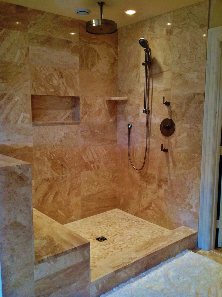 Idéer för mellanstora funkis en-suite badrum, med luckor med upphöjd panel, vita skåp, ett undermonterat badkar, marmorkakel, beige väggar, marmorgolv, ett undermonterad handfat och beiget golv