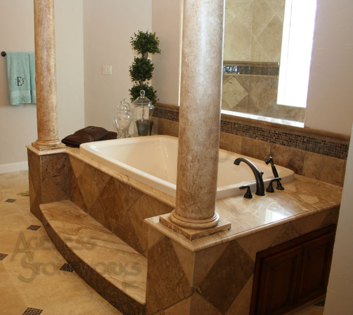 Exempel på ett klassiskt en-suite badrum, med marmorbänkskiva och ett platsbyggt badkar