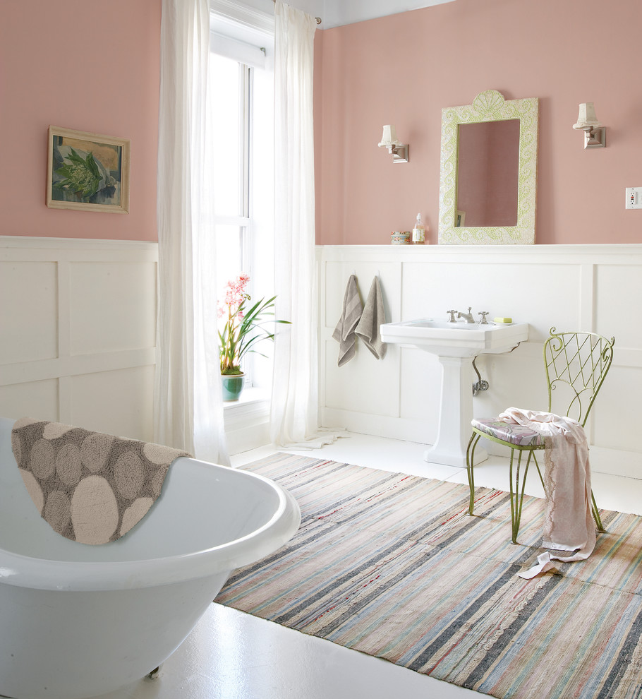 Diseño de cuarto de baño romántico con paredes rosas