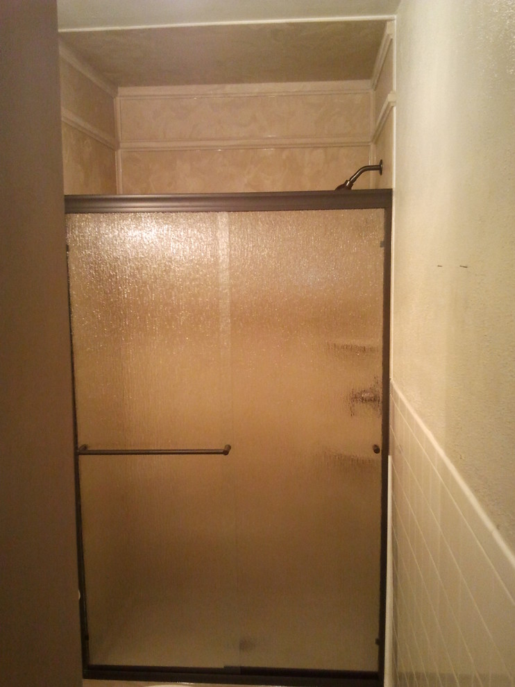 Esempio di una piccola stanza da bagno classica con doccia alcova