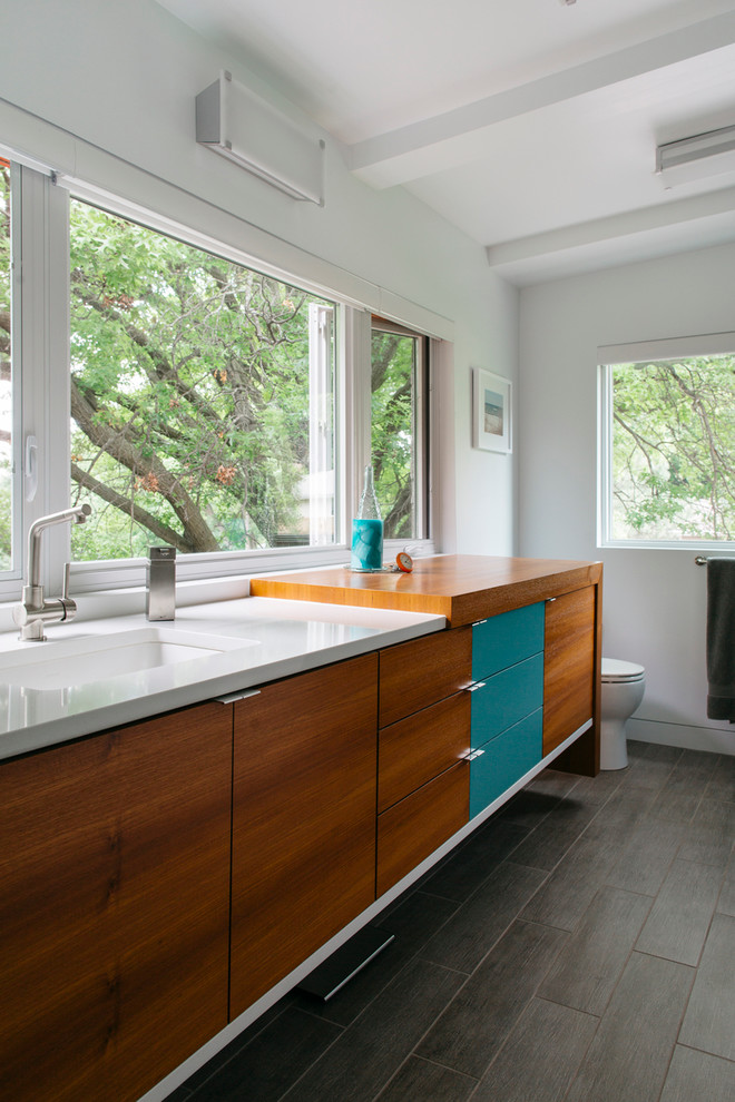 Mittelgroßes Modernes Badezimmer En Suite mit Unterbauwaschbecken, flächenbündigen Schrankfronten, hellbraunen Holzschränken und weißer Wandfarbe in Omaha