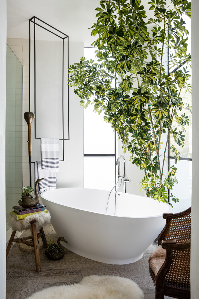 ニューヨークにあるエクレクティックスタイルのおしゃれなマスターバスルーム (置き型浴槽) の写真