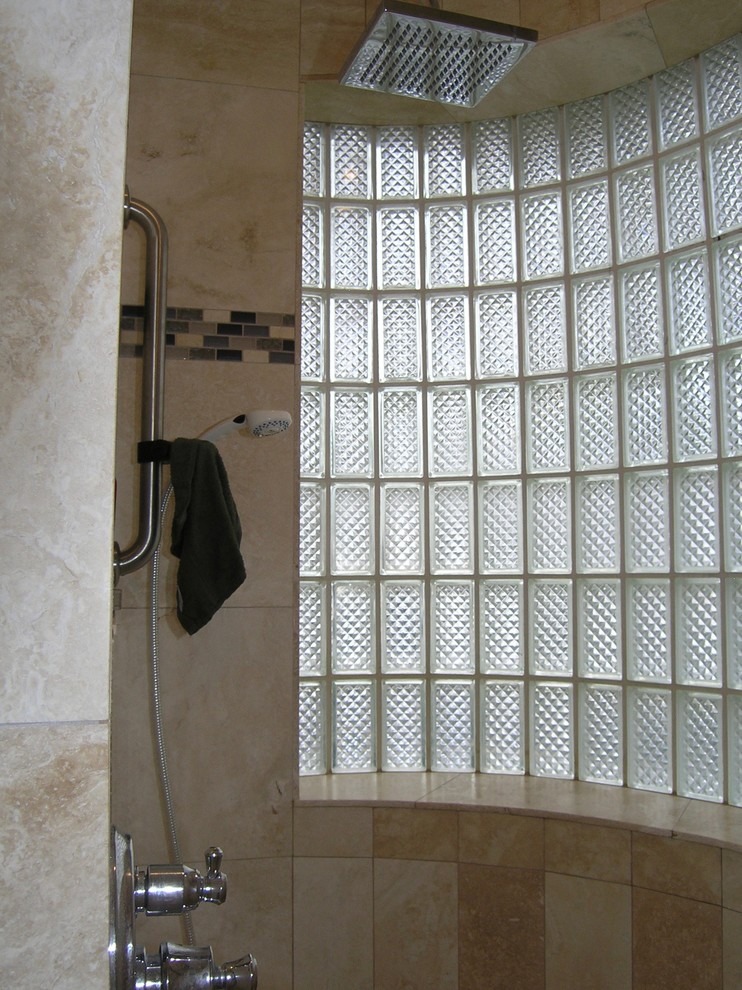 Esempio di una stanza da bagno padronale chic di medie dimensioni con doccia alcova, piastrelle beige e piastrelle in ceramica