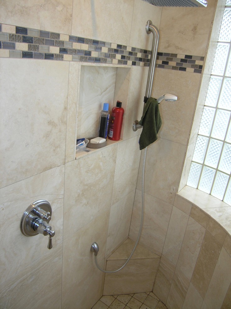 Idéer för mellanstora vintage en-suite badrum, med skåp i shakerstil, vita skåp, ett fristående badkar, en dusch i en alkov, blå väggar, klinkergolv i porslin, beiget golv, med dusch som är öppen, beige kakel och keramikplattor