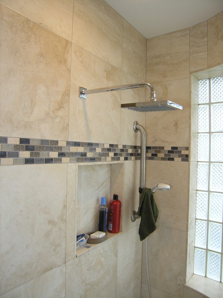 Esempio di una stanza da bagno padronale tradizionale di medie dimensioni con doccia alcova, piastrelle beige e piastrelle in ceramica