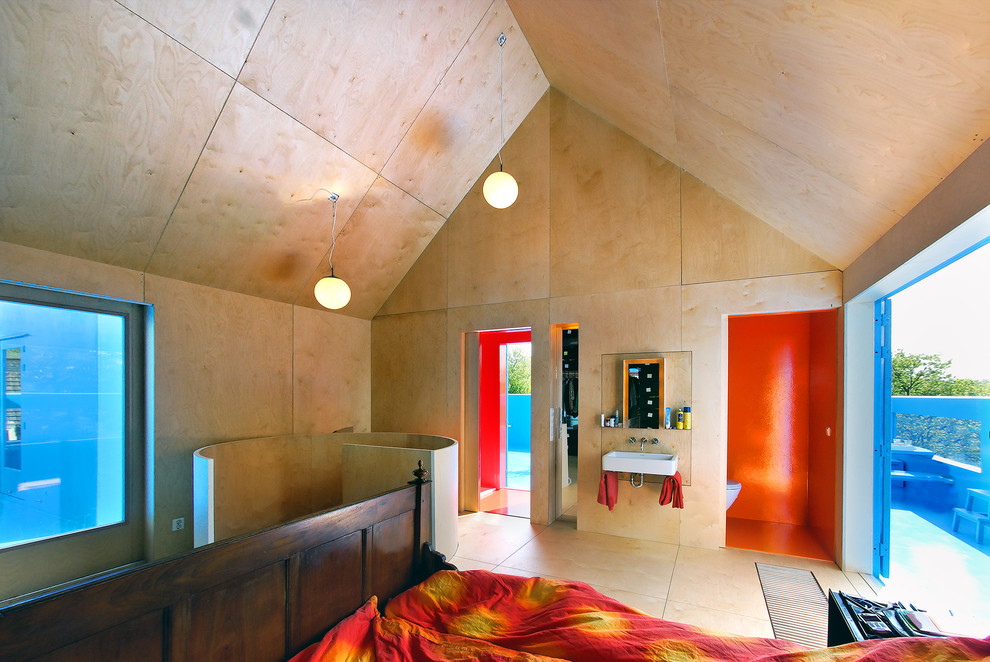 На фото: ванная комната в современном стиле с подвесной раковиной
