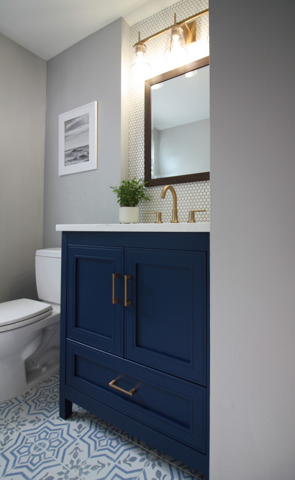 Свежая идея для дизайна: маленькая ванная комната в стиле неоклассика (современная классика) с фасадами островного типа, синими фасадами, раздельным унитазом, белой плиткой, керамогранитной плиткой, серыми стенами, полом из керамогранита, врезной раковиной, столешницей из кварцита, разноцветным полом и белой столешницей для на участке и в саду - отличное фото интерьера