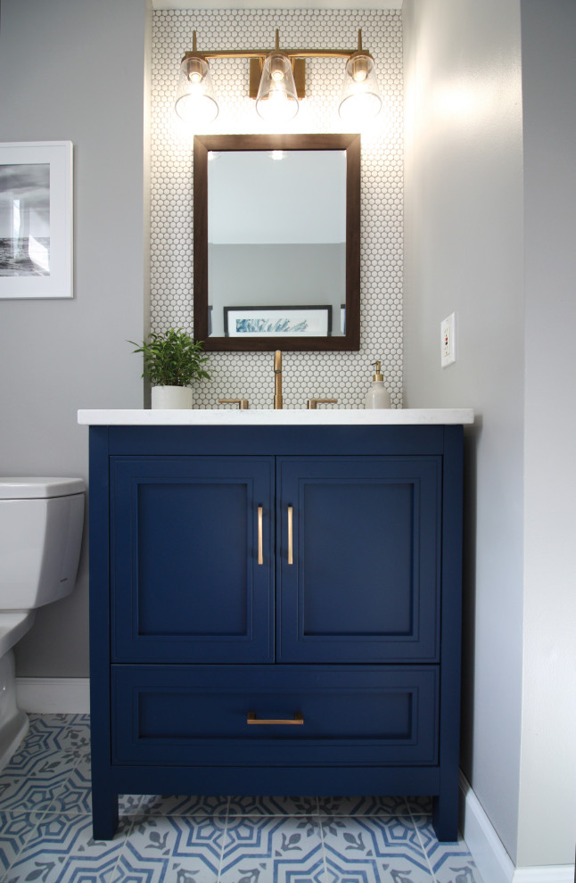 Источник вдохновения для домашнего уюта: маленькая ванная комната в стиле неоклассика (современная классика) с фасадами островного типа, синими фасадами, раздельным унитазом, белой плиткой, керамогранитной плиткой, серыми стенами, полом из керамогранита, врезной раковиной, столешницей из кварцита, разноцветным полом и белой столешницей для на участке и в саду